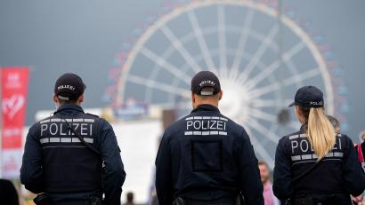 Symbolbild: Sebastian Gollnow/dpa
Die Einsatzkräfte eilten zu dem Einsatzort in München.