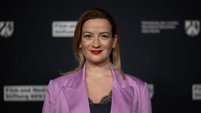 Bild: Sebastian Christoph Gollnow/dpa
Nina Gummich spielt die Hauptrolle in der Krimi-Reihe „Theresa Wolff“. Als titelgebende Forensiker wird sich nach der Episode „Passion“ noch ein weiteres Mal zu sehen sein, bis ein neues Team beim Thüringen-Krimi des ZDF übernimmt. (Archivbild)