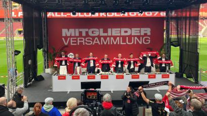 Bild: Jana Glose/dpa
Das Podium bei der Mitgliederversammlung des 1. FC Köln.