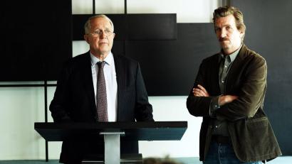 Bild: Hans-Joachim Pfeiffer/ARD Degeto/Programmplanung und P/dpa
Der damals zuständige Staatsanwalt Gero Schmidt (Harald Krassnitzer, li.) und Ermittler Kai Matzen (Karsten Antonio Mielke, re.) informieren die Presse über den Fund der Leiche.