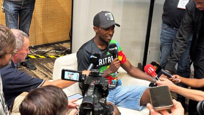 Bild: Felix Schröder/-/dpa
WM in Ruanda: Der eritreische Radprofi Biniam Girmay spricht während einer Pressekonferenz