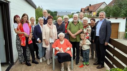 Bild: jma
Eleonore Haberberger (Mitte, sitzend) feierte am Freitag ihren 90. Geburtstag