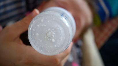 Symbolbild: Sebastian Gollnow/dpa
Ein Kleinkind hat seine Flasche auf ex geleert - und wurde dafür auf einem Volksfest angefeuert.
