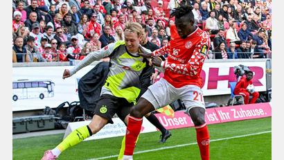 Bild: Torsten Silz/dpa
Dortmunds Julian Brandt (l) rückte gegen den FSV Mainz 05 kurzfristig in die Startelf und glänzte dann mit zwei Vorlagen.