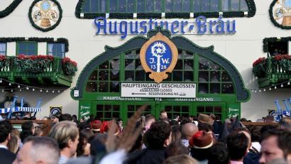 Archivbild: Felix Hörhager/dpa
Nicht nur die Bierzelte, auch das gesamte Gelände war zeitweise überfüllt.