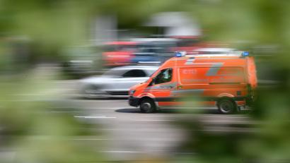 Bild: Sebastian Gollnow/dpa
Rettungskräfte brachten den 71-Jährigen unter Reanimation ins Krankenhaus. (Symbolbild)