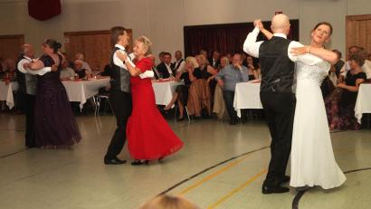 Bild: Hirsch
Die Paare der Tanzsportabteilung des TSV Schwandorf zeigen bei ihren Showeinlagen das klassische Repertoire.