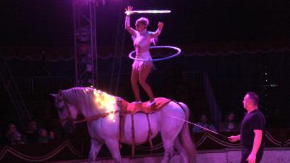 Bild: Hirsch
Lucia jongliert mit Hula-Hoop-Reifen auf dem Rücken des Pferdes.