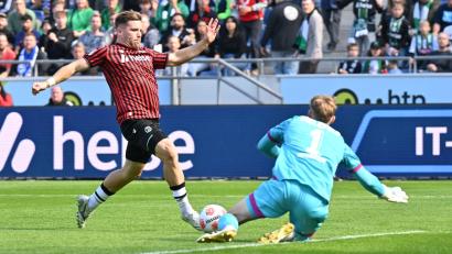 Bild: Swen Pförtner/dpa
Hannovers Benjamin Källman scheitert an Bielefelds Torwart Jonas Kersken.