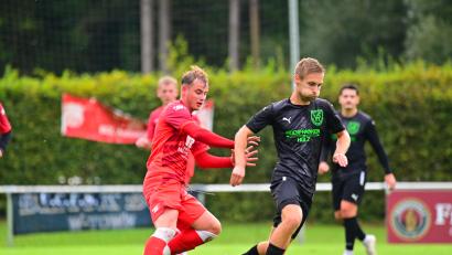 Bild: Thomas, Schrems
Luca Quol (li.) sorgte für den zwischenzeitlichen Ausgleich für den TSV Waldershof beim Duell gegen den VfR Katschenreuth. Am Ende hatten aber die Oberfranken um Hannes Michel (re.) die Nase vorne.