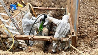 Bild: Gabi Schönberger
Nach einem Wasserrohrbruch in Weiden ist der Fahrradweg an der B22 zwischen TÜV und der Auffahrt zur Spielvereinigung gesperrt.