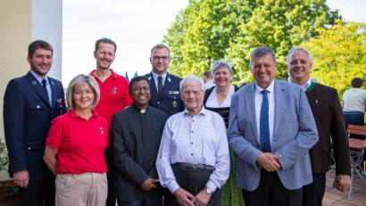 Bild: Tobias Dittrich
Pfarrer Celestine Thazhuppil (vordere Reihe, Zweiter von links) und stellvertretender Bürgermeister Franz Ziegelmeier (vorne rechts) überbrachten an Kurt Dittrich (vorne, Zweiter von rechts) die Glückwünsche von Pfarrei und Gemeinde. Zu den Gratulanten zählten auch die Jugendblaskapelle Fensterbach, Feuerwehr Wolfring sowie der Obst- und Gartenbauverein Wolfring.