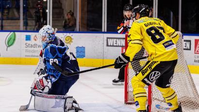 Bild: Werner Moller
Die Blue Devils Weiden gewannen ihr Heimspiel gegen die Krefeld Pinguine am Sonntagabend mit 2:1 nach Penaltyschießen. Felix Noack (links) avancierte dabei mit einer überragenden Leistung zum Matchwinner.