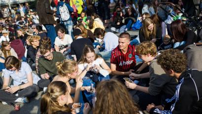 Bild: Moritz Frankenberg/dpa
Netz-Trend: Pudding mit der Gabel essen. Das tun in Hannover über 1.000 junge Menschen.