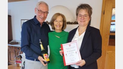 Bild: amö
Bürgermeisterin Sonja Meier gratuliert dem Jubelpaar Steger zur Goldenen Hochzeit mit einer Urkunde und einem guten Tropfen.