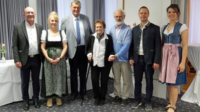 Bild: Johann Heimler
Sohn Anton Auerbach mit Renate Auerbach, Franz Ziegelmeier, Jubilarin Rosa Auerbach, Pfarrer Heinrich Rosner, Enkel Thomas Auerbach und Katharina Auerbach (von links)