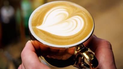 Bild: Daniel Karmann/dpa
Von vielen gerne regelmäßig getrunken: der Cappuccino. (Archivbild)
