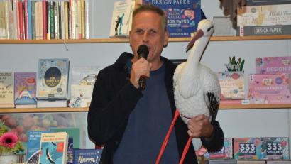 Bild: jr
Achim Bogdahn hatte auch seinen Storch vom Titelblatt seines Buches nach Tirschenreuth mitgebracht.