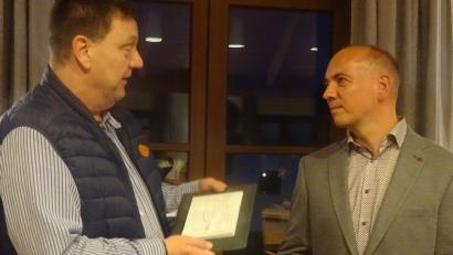 Bild: Houschka
Abschied und Neubeginn im Fensterbacher Rathaus: Als der bisherige Erste Bürgermeister Christian Ziegler (links) seinem Nachfolger Florian Adam zur Wahl gratuliert hatte, bekam er zum Abschied ein kunstvoll gestaltetes Wappen der Gemeinde.