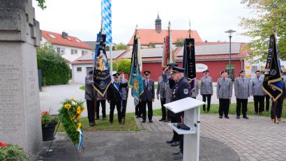 Bild: do
Der Versammlung des Kreisverbandes Eschenbach des Bayerischen Soldatenbundes ging eine Totenehrung vor dem Vorbacher Kriegerdenkmal voraus. Die Ortsverbände waren auch mit Fahnenabordnungen vertreten.