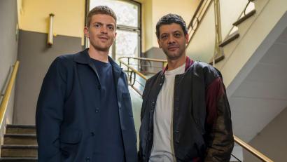 Bild: Peter Kneffel/dpa
Das neue Münchner Ermittler-Duo im Münchner „Tatort“: Gerade haben Ferdinand Hofer (l) und Carlo Ljubek ihren ersten gemeinsamen Krimi abgedreht.