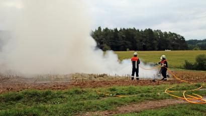Bild: jma
Eine nicht angekündigte Großübung fand am Samstagnachmittag bei Ohrenbach statt und forderte die Einsatzkräfte über zweieinhalb Stunden. Ein Feld wurde entzündet.