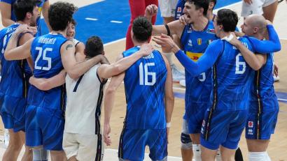 Bild: Aaron Favila/AP/dpa
Volleyball-WM , Finale, Männer: Das Team von Italien feiert nach dem Sieg gegen Bulgarien im Endspiel der FIVB-Volleyball-Weltmeisterschaft der Männer.