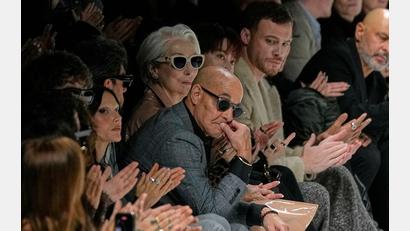 Bild: Luca Bruno/AP/dpa
Meryl Streep taucht in Mailand bei der Schau von Dolce & Gabbana auf, mit Stanley Tucci (ebenfalls mit Sonnenbrille) an ihrer Seite.