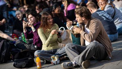 Bild: Moritz Frankenberg/dpa
Neuer Internet-Trend:  Menschen treffen sich in Hannover, einem Platz in Hannover, um Pudding mit Gabeln zu essen.