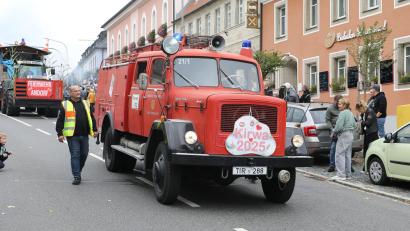 Bild: njn
Angeführt wurde der Kirwa-Zug vom 60 Jahre alten Magirus der Feuerwehr Erbendorf.