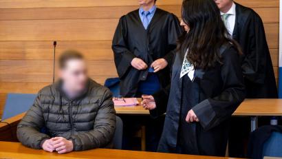 Bild: Lennart Preiss/dpa
Der Angeklagte war in Traunstein zunächst wegen Mordes zu neun Jahren Jugendstrafe verurteilt worden. (Archivbild)