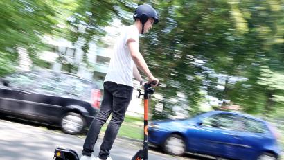 Symbolbild: Roland Weihrauch/dpa
Ein grüner E-Scooter wird am Schwandorfer Bahnhof gestohlen. Die Polizei sucht nach Hinweisen zu dem Täter.