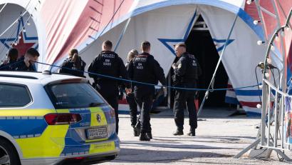 Bild: Sebastian Kahnert/dpa
Während einer Vorstellung stürzt eine Zirkusartistin vor den Augen vieler Kinder zu Tode.