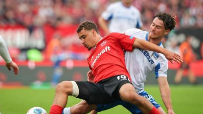 Bild: Daniel Karmann/dpa
Kampf um den Ball: Nürnbergs Rafael Lubach (l) und Hertha-Profi Jon Dagur Thorsteinsson.
