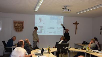 Bild: fla
Architekt Axel Weidner (rechts stehend) und sein Kollege Johannes Leupold (links ) stellten den Markträten ihr Konzept zum Mensa-Bau und zur Gestaltung der Räumlichkeiten für die Ganztagsbetreuung vor.