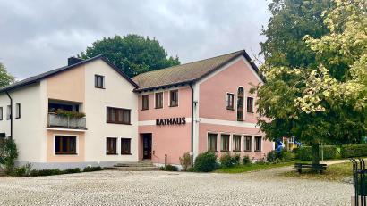 Bild: Gerhard Krones
Im April 2025 wurde ein Haushalt mit einem Gesamtvolumen von 15,4 Millionen Euro verabschiedet. Der Schuldenstand erhöhte sich um weitere 1,95 Millionen Euro. Die damalige Pro-Kopf-Verschuldung lag bei 4014 Euro. Stabilisierungshilfen sind dringend notwendig.