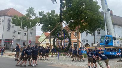 Bild: jua
Beim Baum Aufstellen helfen die Kirwa-Burschen zusammen.