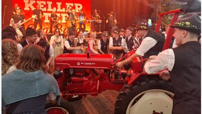 Bild: jua
Der Bulldogfahrer des Kirwavereins vor der Bühne: passend zum "Bulldogfahrer"-Lied der Keller Steff Big-Band.