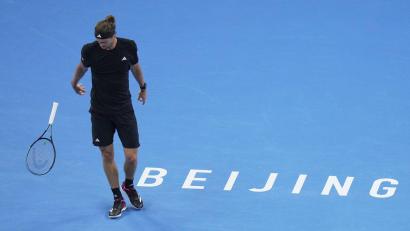 Bild: Andy Wong/AP/dpa
Alexander Zverev ließ seinen Frust am Schläger aus.