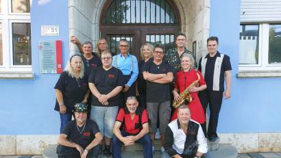 Bild: mfh
Das "Gestern"-Team mit Rainer-Reichl (sitzend in der Mitte) und die Band Boogie Notes, die ein Konzert am Geburtstagswochenende gab.