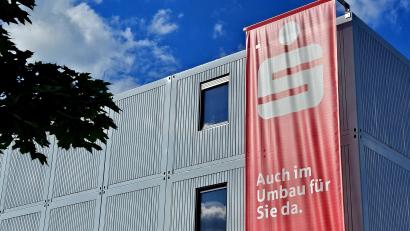 Bild: blf
Der Umbau an der Sparkasse Oberpfalz-Nord in Weiden läuft. Er könnte bald nicht nur das Gebäude betreffen. Die Bank prüft eine Fusion mit den Vereinigten Sparkassen Eschenbach-Neustadt-Vohenstrauß.
