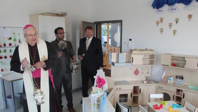 Bild: soj
Bischof Rudolf Voderholzer weiht zusammen mit Pfarrer Pater Anish George und Diakon Rudolf Hoffmann die Räume des sanierten Kinderhauses.