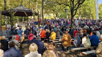 Bild: Tobias Gräf
Weil St. Marien und Herz Jesu erstmals gemeinsam Erntedank feierten, waren deutlich mehr Gläubige als sonst im Gottesdienst am Annaberg – darunter auch circa 150 Kinder mit ihren Eltern.