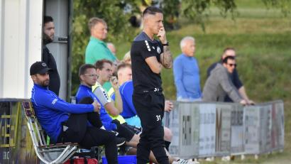 Archivbild: Hubert Ziegler
Sven Seitz (rechts) musste am Wochenende mit Gelb-Rot von der Trainerbank in den Zuschauerbereich. Die Mannschaftskasse des Teams freut's.