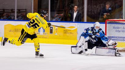 Bild: Werner Moller
Irgendwie musste es so kommen: Ausgerechnet der Ex-Devil Daniel Bruch (links) scheitert im Penaltyschießen am bockstarken Felix Noack. Der Goalie bescherte den Devils mit seiner Leistung den Extrapunkt in einem spektakulärem Spiel.