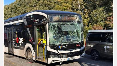 Bild: Bodo Marks/dpa
Insgesamt wurden bei dem Unfall zwölf Menschen verletzt.