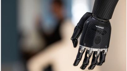 Bild: Swen Pförtner/dpa
Handprothese im Showroom von Ottobock in Duderstadt. Der Orthopädietechnikhersteller geht an die Börse.