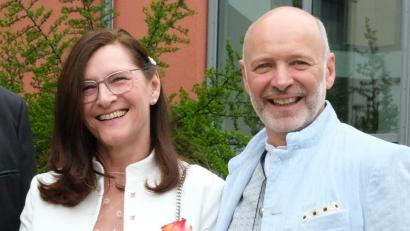 Archivbild: Hirsch
Kurt Mieschala, hier nach der Trauung mit Ehefrau Anette Großer, bewirbt sich für die "Unabhängigen Wähler" um das Amt des Schwandorfer Oberbürgermeisters.