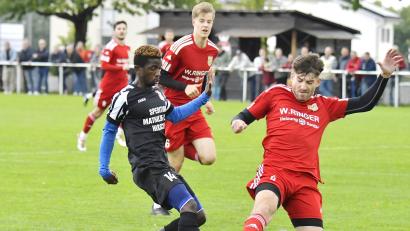 Bild: Hubert Ziegler
Johannes Dotzler (rechts) vom SV Hahnbach geht in dieser Szene gegen Daouda Barry (links) vom SV Inter Bergsteig Amberg entschieden zu Werke.
