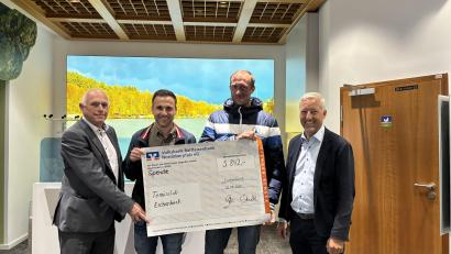 Bild: Dominic Reiter
Obligatorische Spendenübergabe - v.l. n.r. Geschäftsstellenleiter Richard Götz, Initiatoren des Crowdfunding vom Tennisclub Dominic Reiter und Matthias Sporrer, Regionalmarktleiter Stefan Schedl.